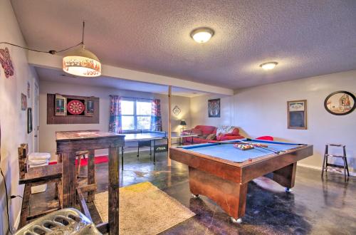 Τραπέζι μπιλιάρδου στο Large Cabin with Deck Overlooking Norfork Lake!