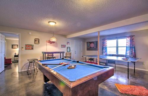 Τραπέζι μπιλιάρδου στο Large Cabin with Deck Overlooking Norfork Lake!