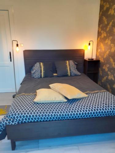 a bedroom with a bed with two pillows on it at Vic Va la Vie in Éprave