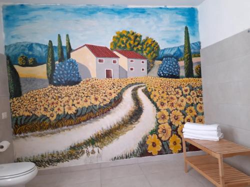 een badkamer met een schilderij van een bloemenveld bij Siracusa breakfast & rooms in Siracusa