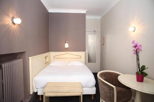Cama o camas de una habitación en Hôtel Le Roncevaux
