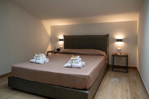 een slaapkamer met een bed met 2 kussens erop bij Residence Salinelle Beach Villa Salina 5 in Lascari