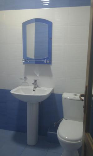 Ένα μπάνιο στο Sunny Aura apartment