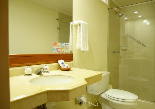 y baño con lavabo, aseo y ducha. en Hotel Bahia Cartagena, en Cartagena de Indias