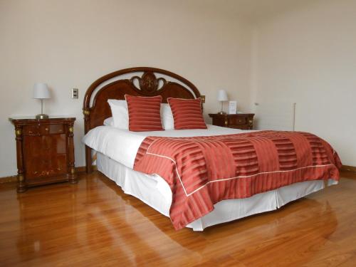 Postel nebo postele na pokoji v ubytování Hotel Montecarlo Viña del Mar