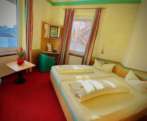 a bedroom with a large bed and a window at Meister BÄR HOTEL Fichtelgebirge in Marktredwitz