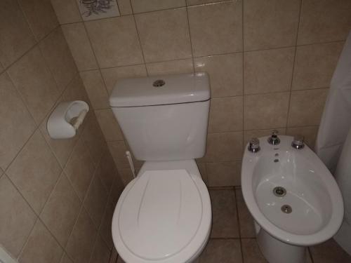 Bilik mandi di Cabañas Orión