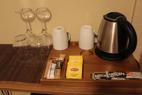 Příslušenství pro přípravu čaje a kávy v ubytování Maravilloso Hotels Vintage
