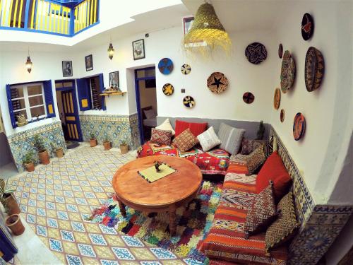 エッサウィラにあるberber hostelのリビングルーム(ソファ、テーブル付)