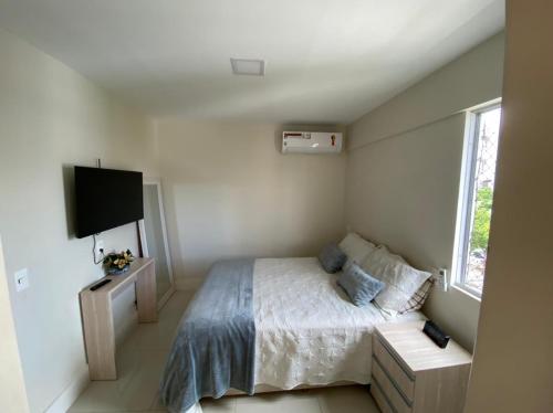 Schlafzimmer mit einem Bett und einem Flachbild-TV in der Unterkunft Excelente Apto em Área HOSPITALAR - St Joana, R Portugues, Memorial, Hope, Hapvida in Recife