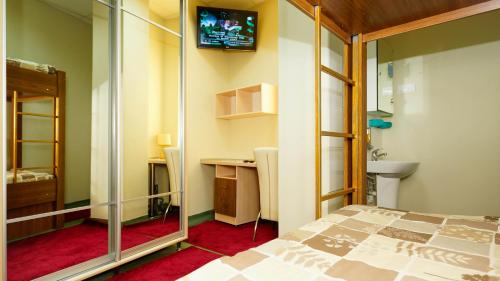 Un pat sau paturi într-o cameră la City Hostel Panorama