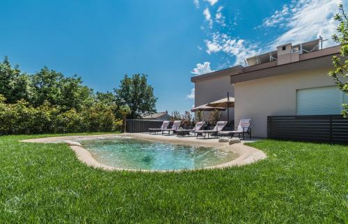 uma piscina no quintal de uma casa em Apartments Bego Spa & Wellness em Crikvenica