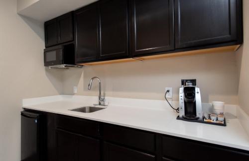 A kitchen or kitchenette at Holiday Inn Express Hotel and Suites Port Aransas/Beach Area, an IHG Hotel