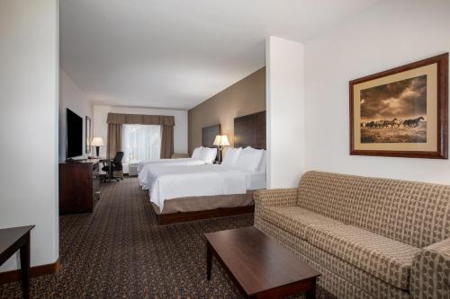 Säng eller sängar i ett rum på Holiday Inn Express Hotel & Suites Lander, an IHG Hotel