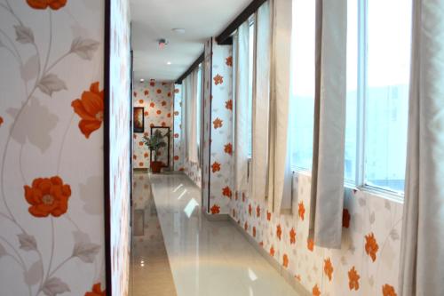 korytarz z pomarańczowymi kwiatami na ścianie w obiekcie El Regio w mieście Monterrey