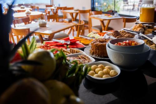 une table avec un tas de nourriture dessus dans l'établissement Pousada Praia de Porto, à Porto de Galinhas