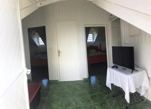 a room with a table with a television on it at Tropic Arth Paradise in Port-Louis