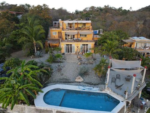 una vista aérea de una casa con piscina en Casa Macondo, en Puerto Ángel