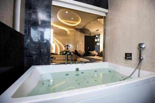 Ett badrum på Hotel Park Elanza Coimbatore