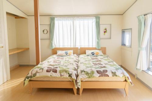 Een bed of bedden in een kamer bij サザンコースト湘南