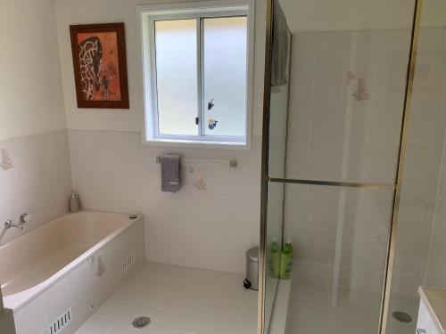 łazienka z wanną i oknem w obiekcie Studio Cottages "Bungalow" w mieście Sydney