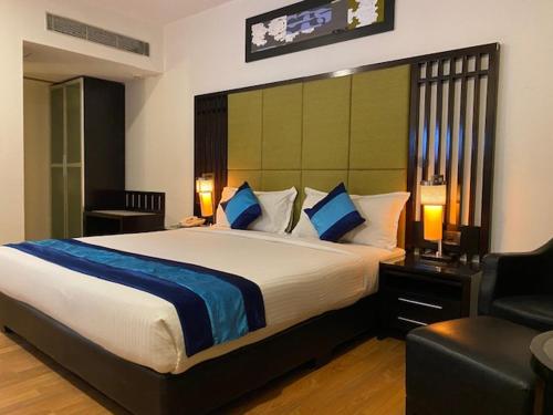 - une chambre dotée d'un grand lit avec des oreillers bleus et blancs dans l'établissement Ebony Boutique Hotel, à Hyderabad