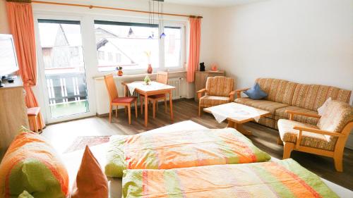 sala de estar con sofá y mesa en Nebelhorn-Appartments 124 - 206 - 210 - 213 - 216 - 217, en Oberstdorf