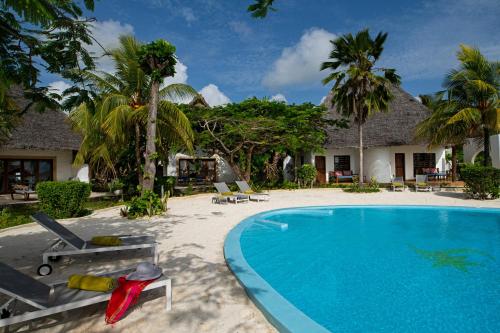 una piscina frente a un complejo en Shooting Star Boutique Hotel, en Kiwengwa