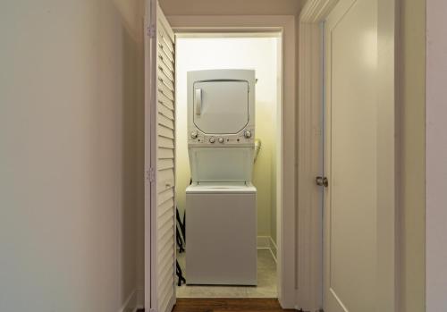 A bathroom at McCormick Place modern and cosy 420 friendly gem on Michigan avenue with optional parking for 6 guests