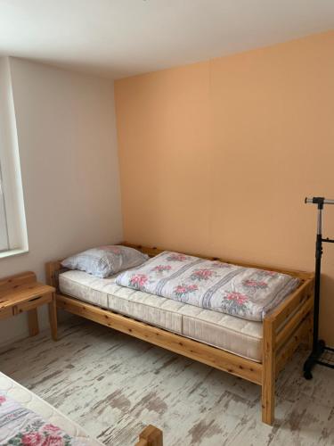 ein Schlafzimmer mit einem Holzbett in einem Zimmer in der Unterkunft Ferienhaus Rauschenbachmühle in Arnsfeld