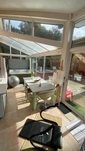 un salon avec une table de billard et un canapé dans l'établissement Villa Soustons Plage à 1,7km,Golf à 900m,Jacuzzi ,wifi,Bbq, à Soustons