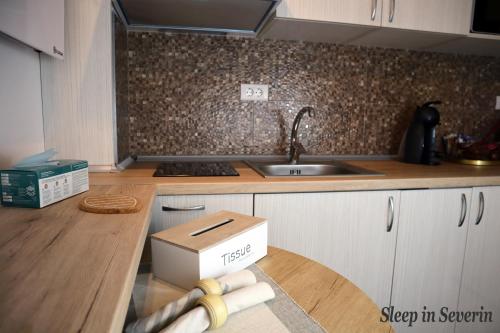 a kitchen counter with a box on the floor at Apartament ULTRACENTRAL 2 in Drobeta-Turnu Severin