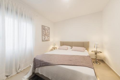 Apartment Ema في زادار: غرفة نوم بيضاء مع سرير كبير ونافذة