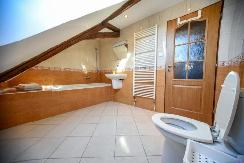 La salle de bains est pourvue de toilettes, d'un lavabo et d'une baignoire. dans l'établissement Ubytování Pod Světem-rodinný dům, à Třeboň