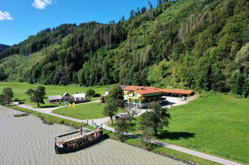 una vista aerea di una casa accanto a un fiume di Gasthof in der Exlau a Neuhaus