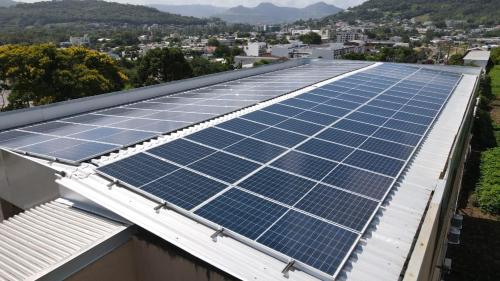 un ensemble de panneaux solaires sur le toit d'un bâtiment dans l'établissement Hengu Hotel, à Encantado
