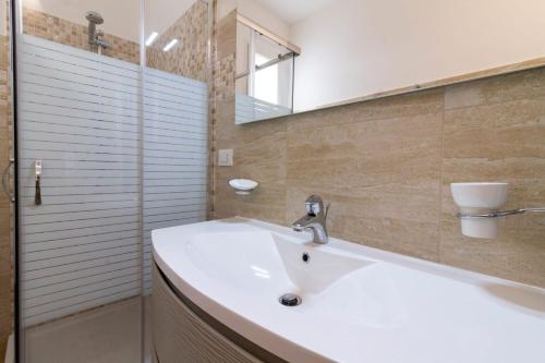 A bathroom at Case vacanza Assunta a Melendugno