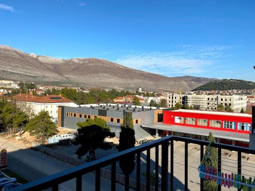 トレビニェにあるAFRIKAの山を背景にした街の景色