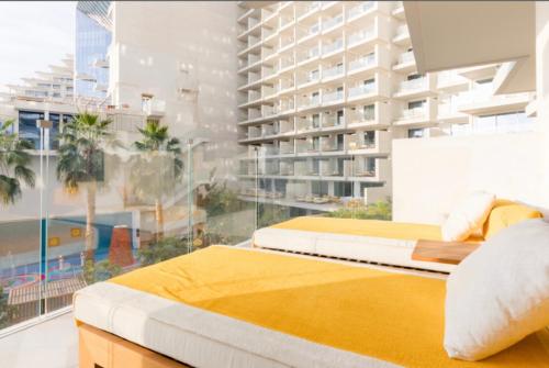 2 camas en un dormitorio con ventana grande en Five Palm Residences Dubai - 2BR Fully Furnished en Dubái