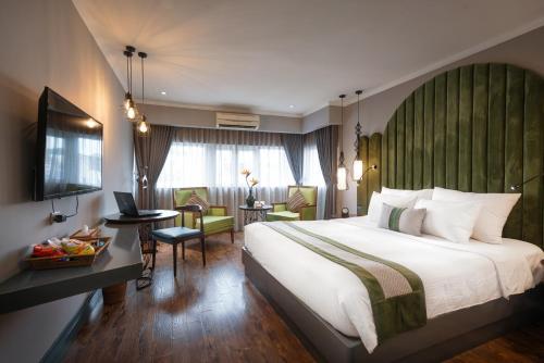 Postel nebo postele na pokoji v ubytování Hanoi Center Silk Hotel & Travel
