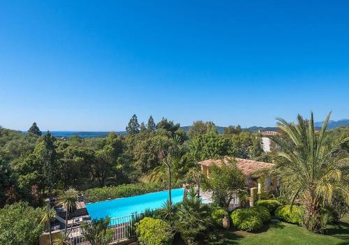 une vue aérienne d'un complexe avec piscine dans l'établissement Villa RUSCANA AVEC PISCINE PRIVÉE, à Sainte-Lucie de Porto-Vecchio