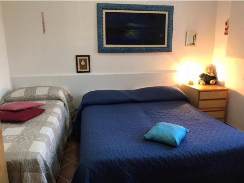 ピスティッチにあるVilla Il Carrubo - Basilicataのベッドルーム1室(ベッド2台、ナイトスタンドにテディベア付)