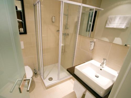 Ein Badezimmer in der Unterkunft AVITAL Resort