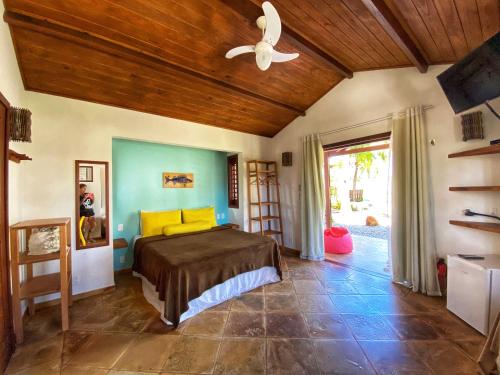 um quarto com uma cama e uma ventoinha de tecto em Pousada Vila Icaraí em Icaraí
