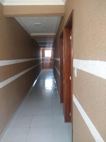 an empty hallway with a corridorngthngthngthngthngthngthngthngthngthngth at Pousada Restaurante Sol de Liz in Fortaleza
