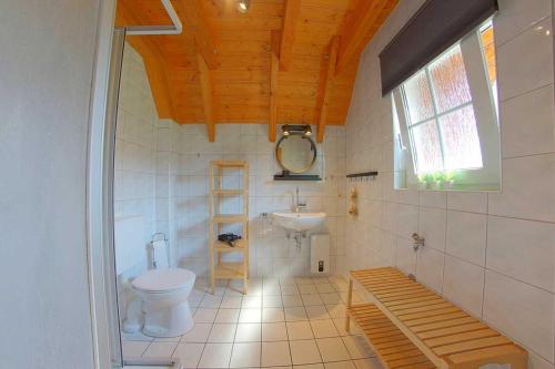 La salle de bains est pourvue de toilettes et d'un lavabo. dans l'établissement Strandvogt 4 LA24 Buhne 24, à Schottwarden