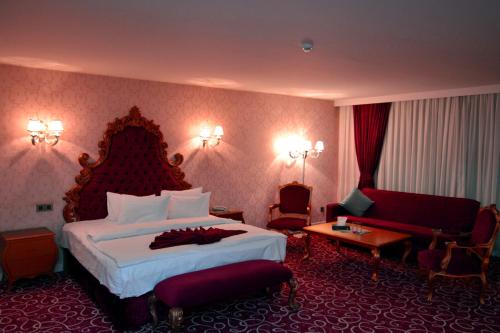 Giường trong phòng chung tại Deluxe Hotel Ganja