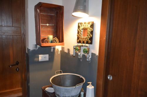 łazienka z wiadrem w rogu pokoju w obiekcie Agrilunassa Eco GuestHouse and Cottage w mieście Bordighera