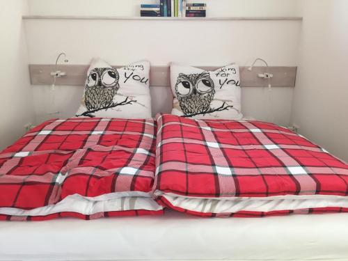 two owls sitting on top of a bed at Ferienwohnung "Alte Mühle" in Jena