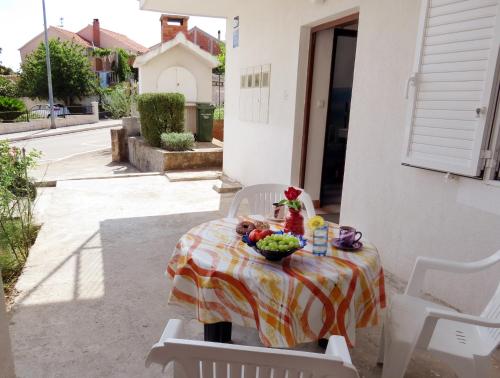 una mesa con un bol de fruta en ella en Apartment Jadro en Supetar